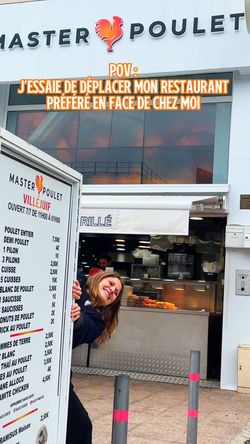 Façade du restaurant MASTER POULET à Clichy avec un menu affiché et une personne souriante à l'entrée