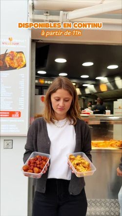Femme tenant deux barquettes de plats préparés devant un comptoir de restaurant rôtisserie proposant du poulet grillé à empo