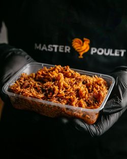 Riz épicé servi dans une barquette plastique prêt à emporter au restaurant MASTER POULET Marseille Castellane.
