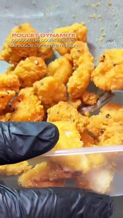 Popcorn de poulet frit doré avec une texture croustillante, servis dans un contenant en plastique transparent.