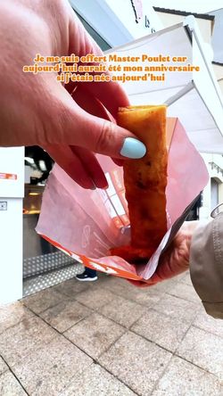 Rouleau printemps servi à emporter dans un emballage du restaurant Master Poulet à Saint-Ouen-sur-Seine.