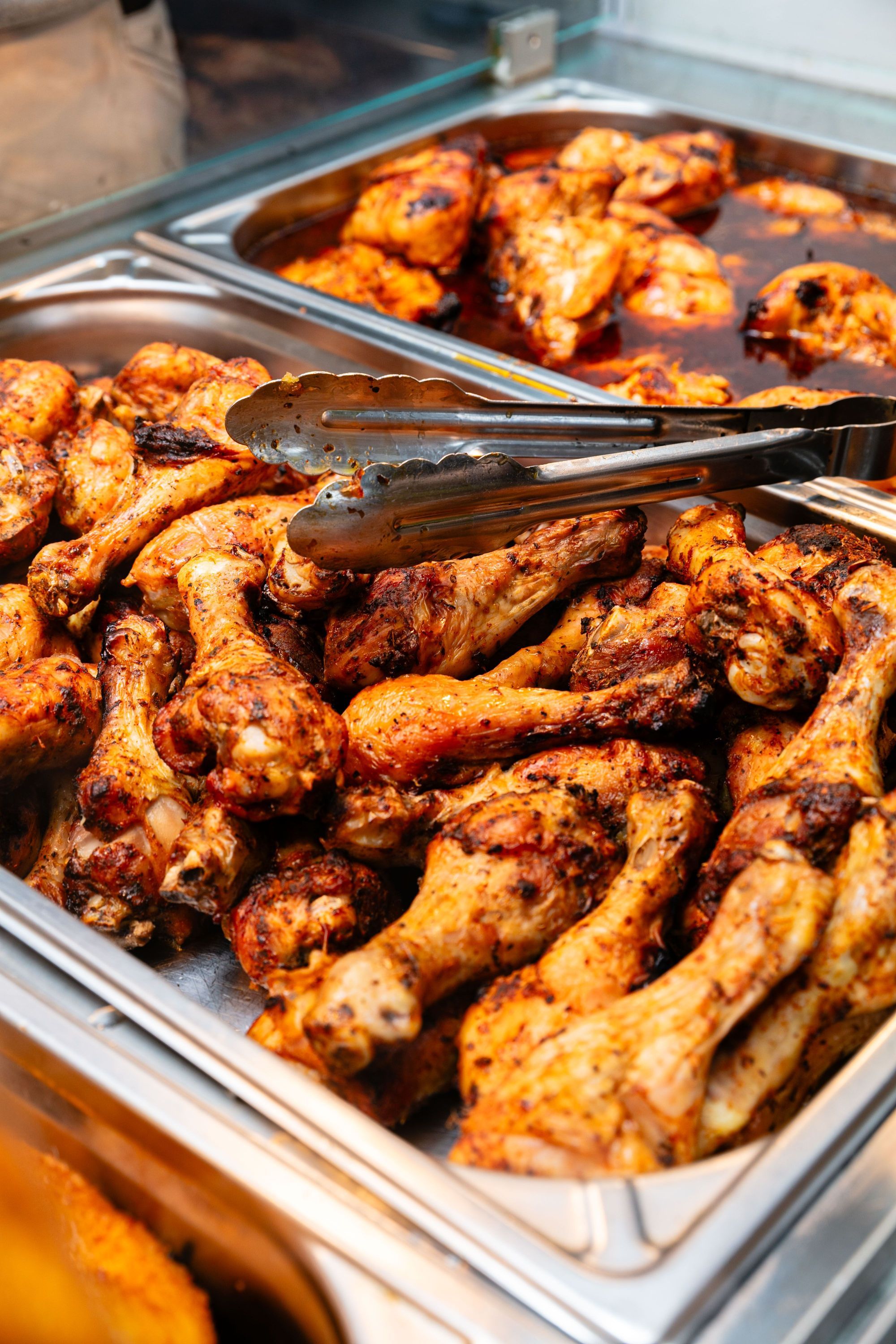 Rôtisserie avec une sélection de poulet grillé, prêt à être emporté à Villejuif.