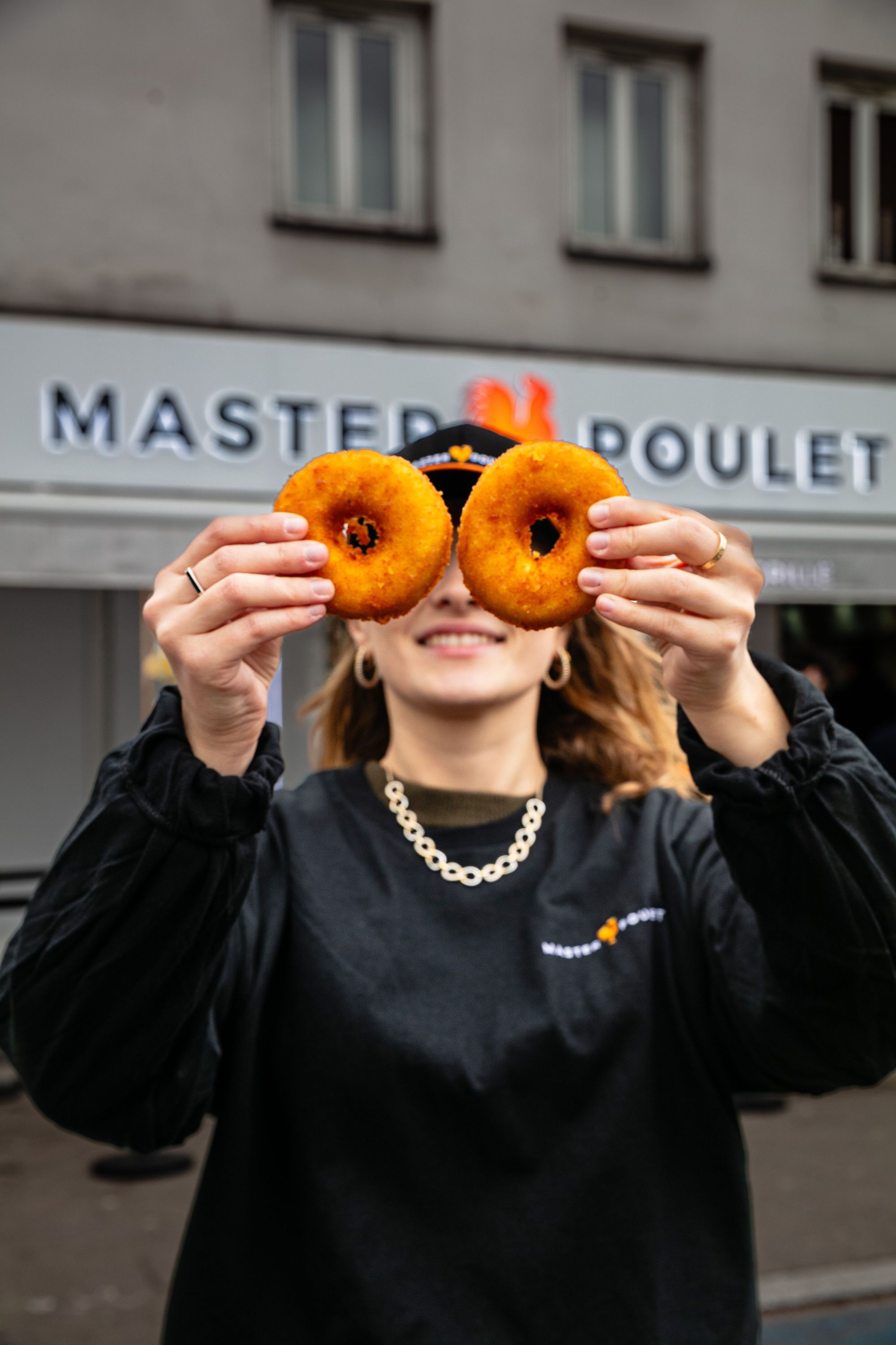 MASTER POULET à Montreuil propose du poulet grillé et des plats à emporter à des prix abordables.